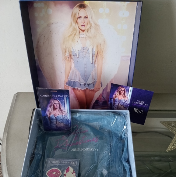 Authentic Carrie Underwood memorabilia from her 2022 concert in San Francisco - Picture 2 of 4